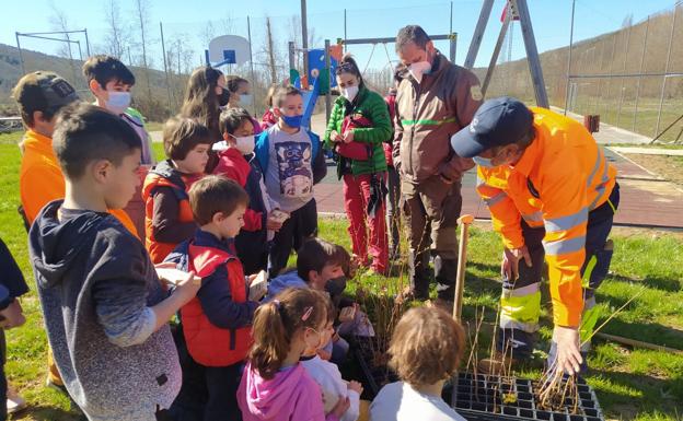 Una veintena de alumnos plantan árboles en la zona de La Candana de Curueño en una actividad impulsada por Land Life
