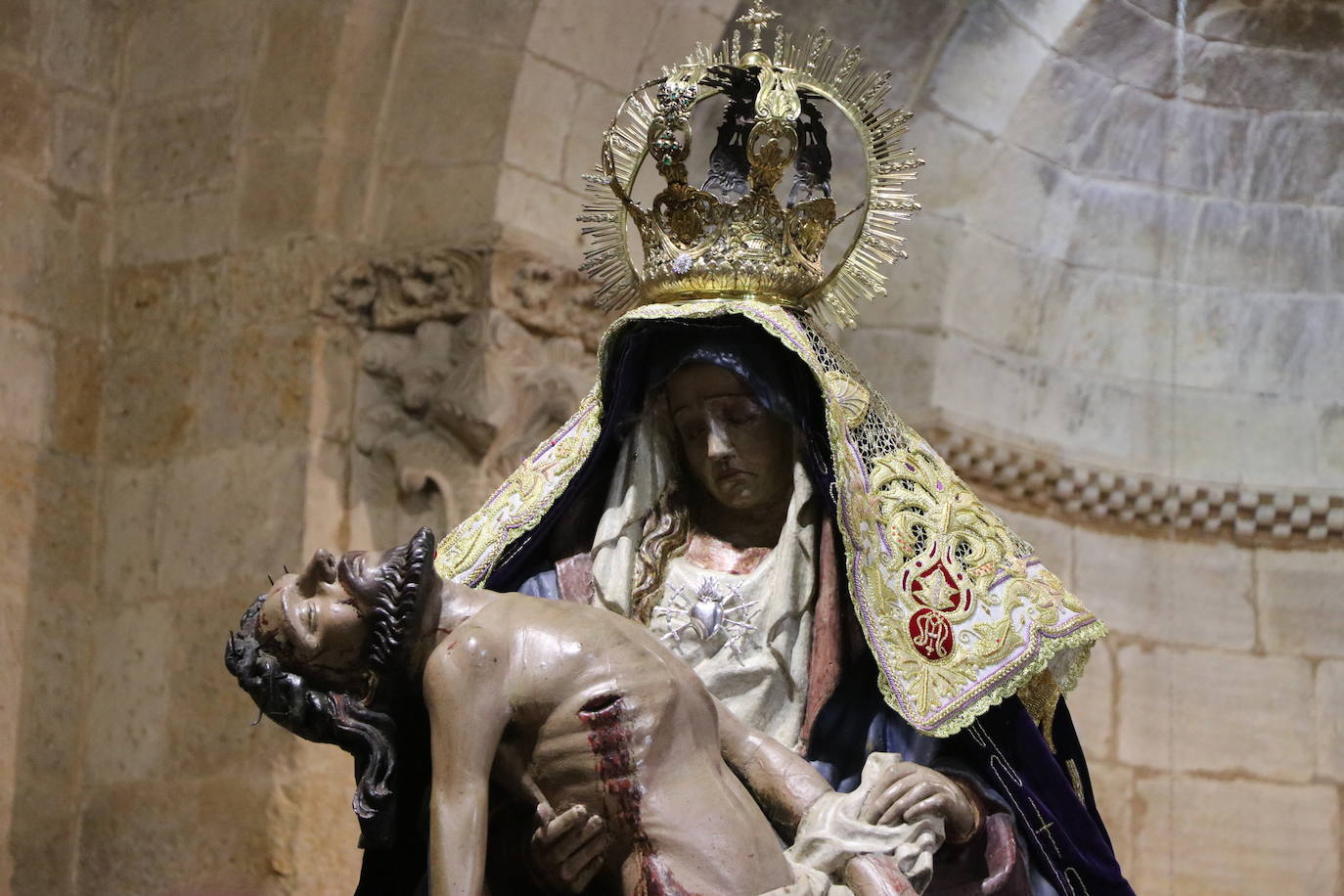 La Virgen del Mercado desciende de su camarín