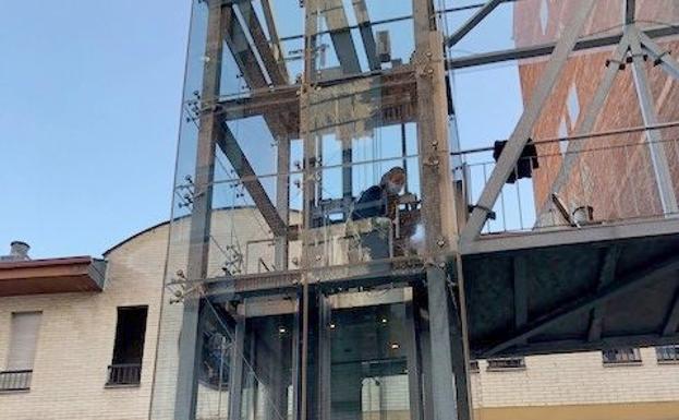 Adiós a las pintadas en el ascensor de Ponferrada