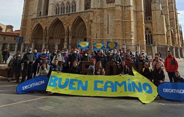 Asociación Salud Mental León y Decathlon ponen en marcha el proyecto 'Soñamos, andamos, viajamos'