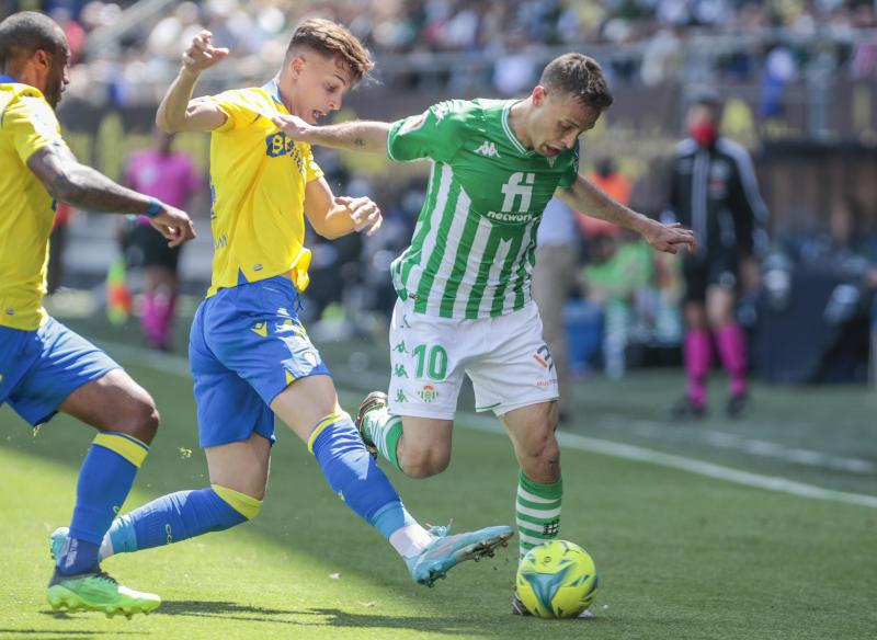 El Betis remonta en Cádiz para consolidar su plaza europea