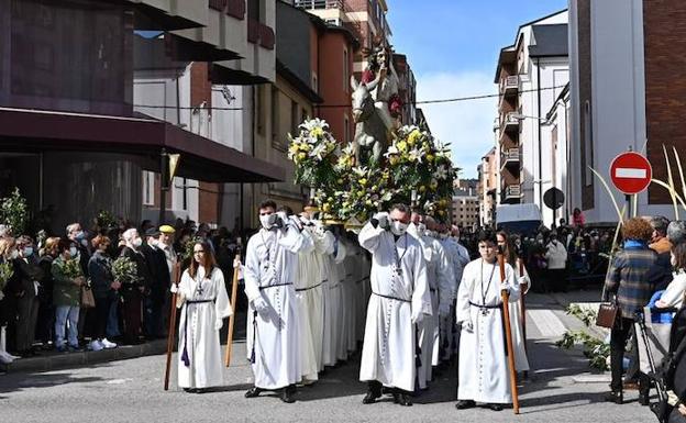 La Borriquilla sale reinante por las calles de Ponferrada