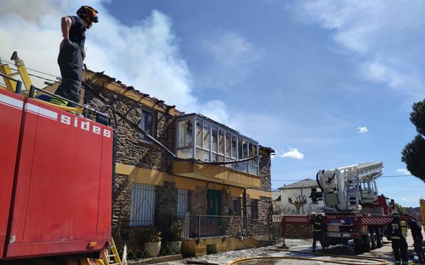 El fuego calcina una vivienda en la localidad de Porqueros