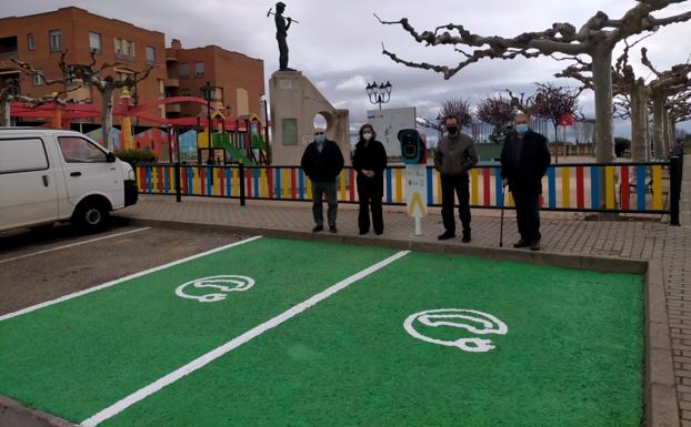 Santa María del Páramo instala dos puntos de recarga de vehículos eléctricos