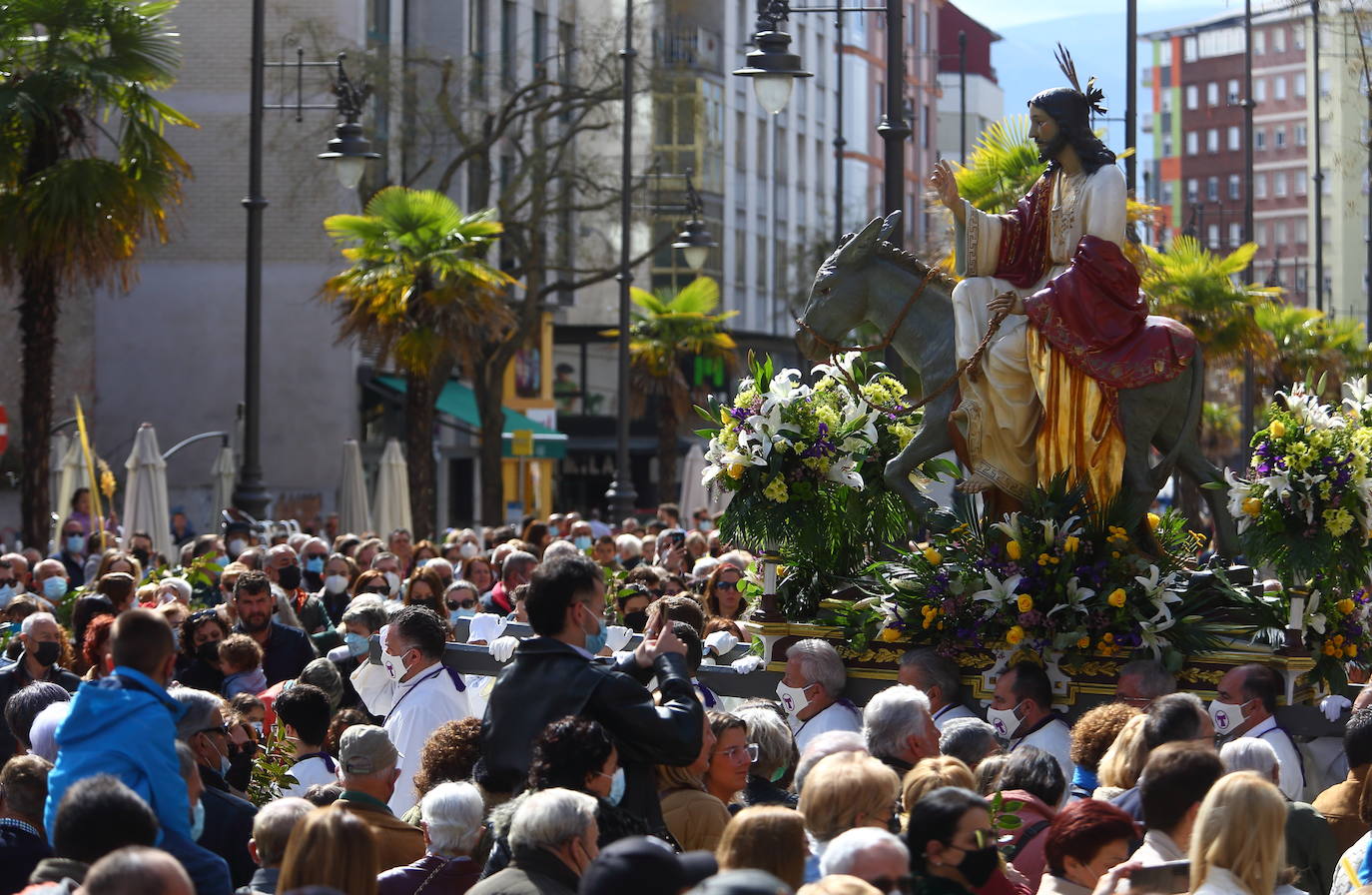 La Borriquilla sale reinante por las calles de Ponferrada
