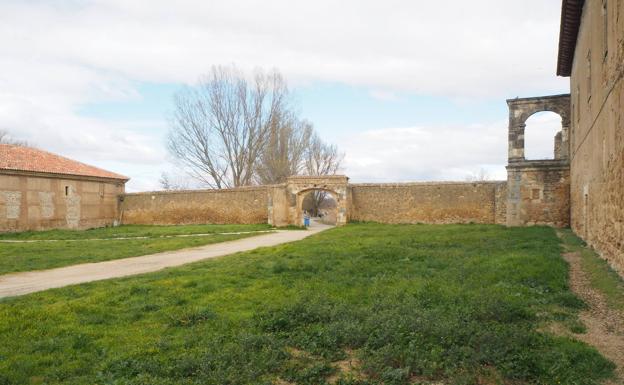 La Diputación acondiciona el patio del Monasterio de Sandoval para convertirlo en un espacio cultural y de recepción de visitantes