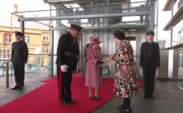 La reina Isabel II confiesa sentirse «muy cansada y exhausta» tras superar el Covid