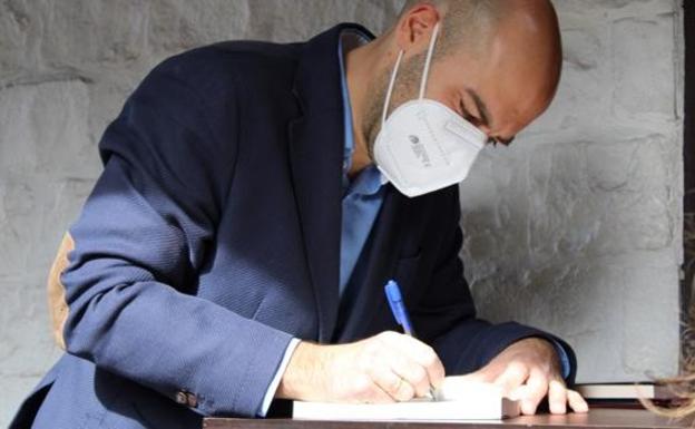 El historiador Juan Manuel Olcese presenta en León el libro 'Juana, la reina que dormía bajo el mármol'