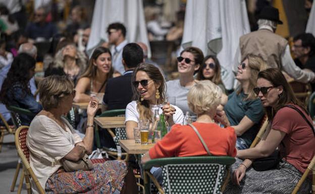 Los turistas redescubren destinos locales y se desploman los viajes al extranjero