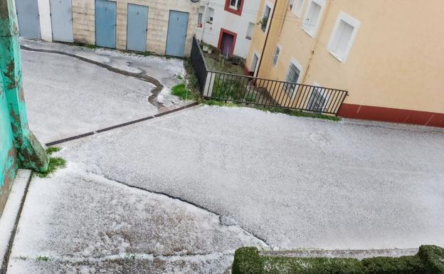 Una enorme granizada cubre Ciñera con un 'manto blanco'