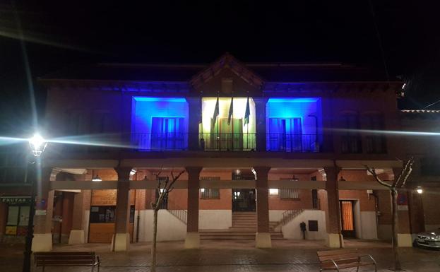 Santa María del Páramo ilumina la fachada del consistorio con los colores de la bandera de Ucrania