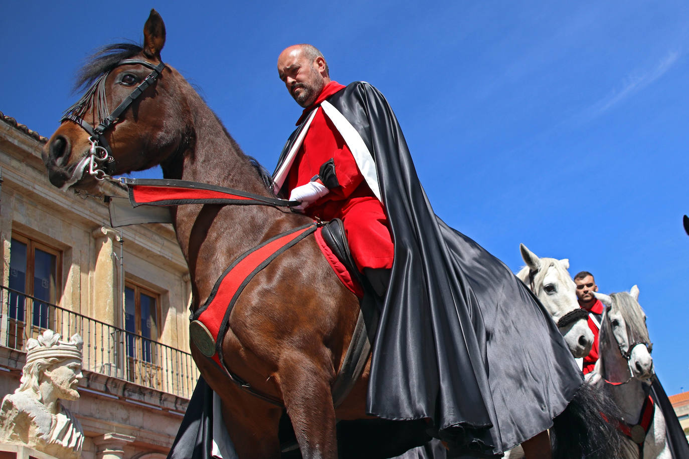 Pregón a caballo