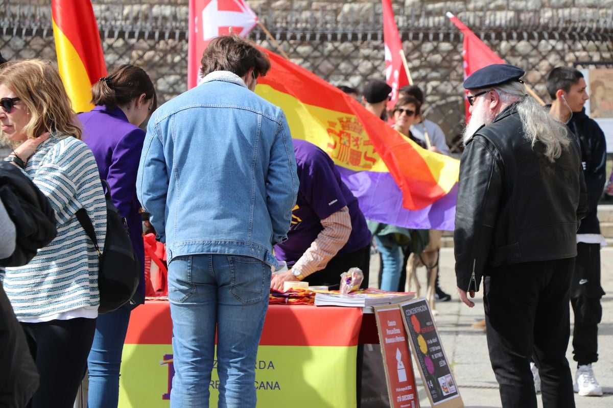 León recuerda la República