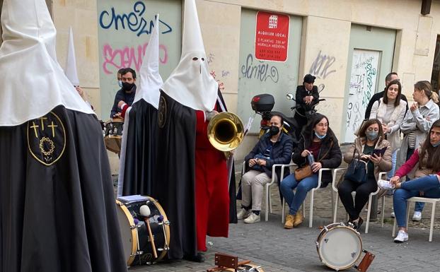 Un vehículo mal estacionado 'bloquea' durante más de media hora la procesión de la Despedida