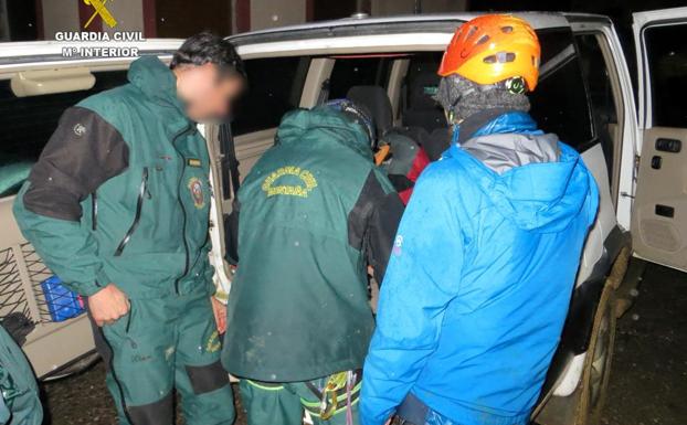 El Greim rescata de noche a dos senderistas extraviados en Argovejo que se perdieron durante una ruta