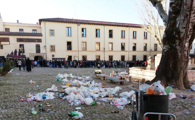 El servicio de Limpieza del Ayuntamiento de León 'borra' las huellas del ocio nocturno de Jueves Santo