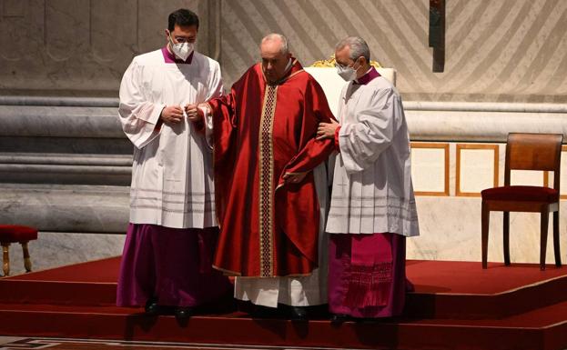 La dolencia de rodilla dificulta la movilidad del Papa