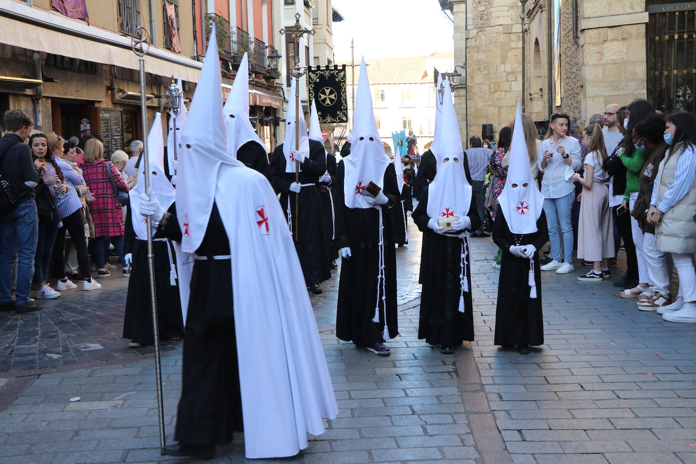 La procesión Camino de la Luz ilumina el centro de León