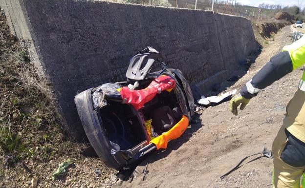 Los bomberos de Ponferrada rescatan a una mujer de un vehículo tras una salida de vía en la A-6