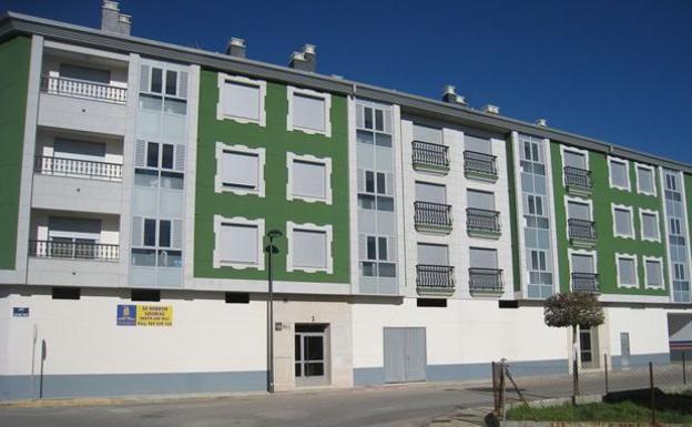 El PP de Cacabelos al alcalde de «llevar al pueblo a un callejón sin salida» al negarse a cumplir la sentencia sobre el Edificio Roma