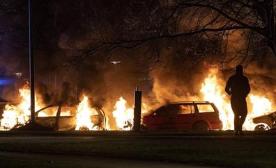 Agitador danés desata el caos en Suecia con su provocadora «quema del Corán»
