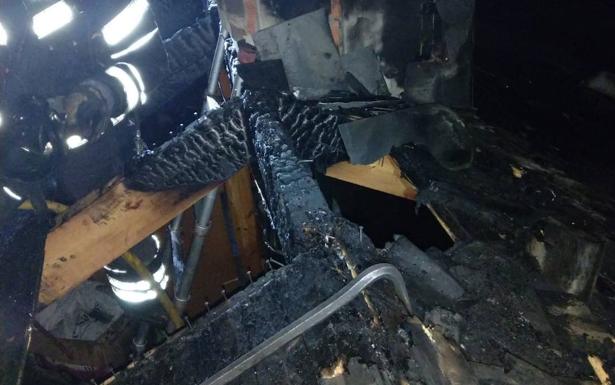 Dos vehículos autobomba sofocan un incendio en una vivienda de Toral de los Vados