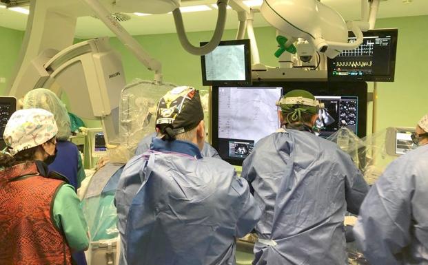 El Hospital de León realiza su primer implante de prótesis mitral transcatéter sin cirugía abierta