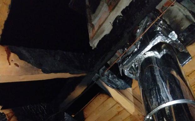Un incendio en una chimenea calcina la cubierta de una vivienda en Toral de los Vados