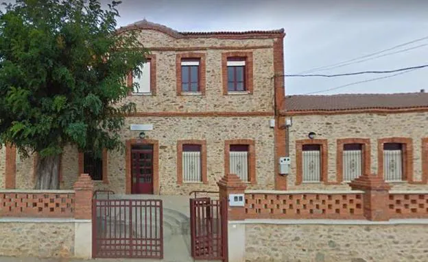 Tanto el Ayuntamiento como los padres de los alumnos exigen comedor escolar, trasnporte y un aula para los alumnos más pequeños. /Leonoticias