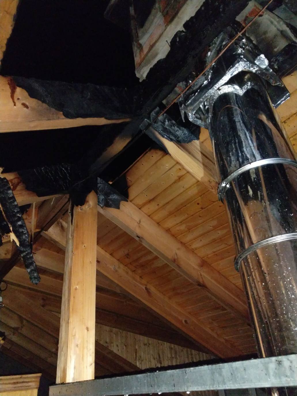 Un incendio calcina parte de la cubierta de una casa en Toral de los Vados