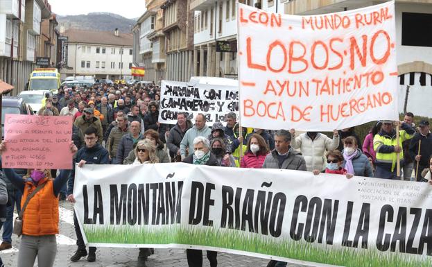 La montaña exige en la calle que se retire «de inmediato» la protección al lobo