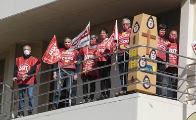 Representantes de CCOO y UGT de León se encierran en Correos para denunciar «el desguace» del servicio postal