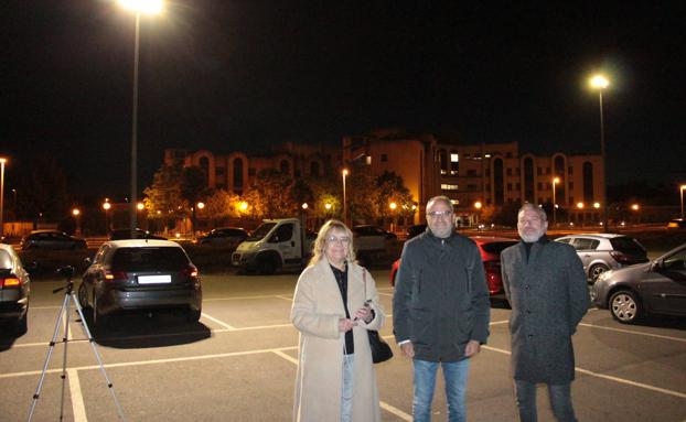 Ponferrada invierte 6.500 euros en dotar de iluminación al aparcamiento del centro de salud de Flores del Sil