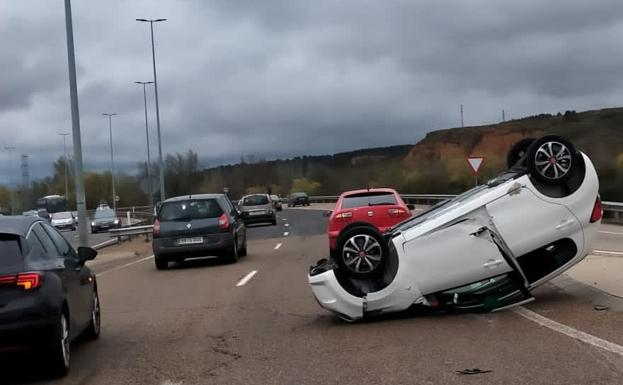 Un aparatoso accidente en la rotonda de Carrefour se salda sin heridos