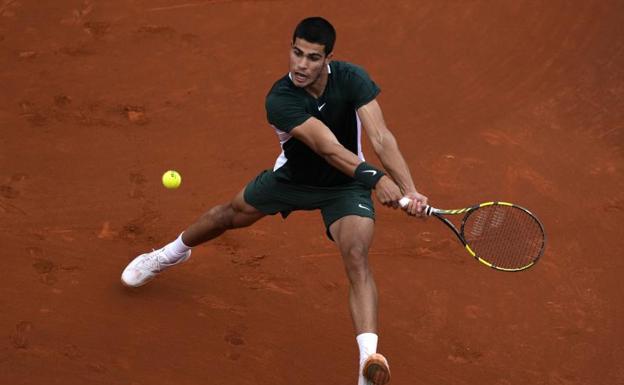 Alcaraz tumba a Tsitsipas y alcanza las semifinales