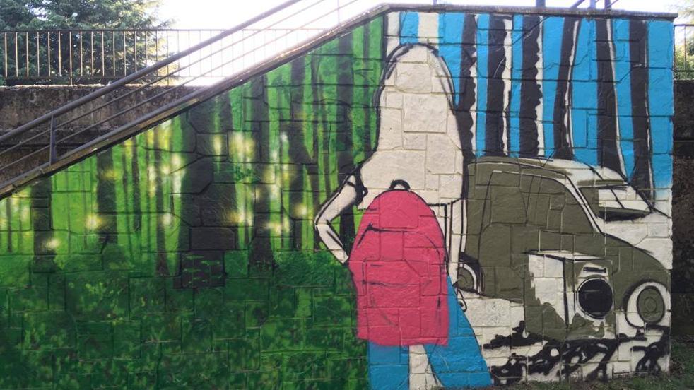 Los alumnos del colegio Jesús Maestro elaboran un mural en el Paseo del Río de Ponferrada