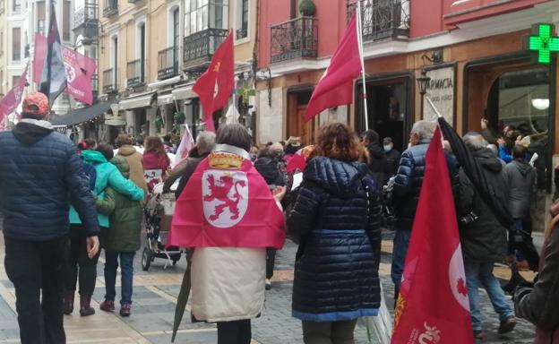 El leonesismo toma la Calle Ancha en una jornada festiva «sin nada que celebrar»