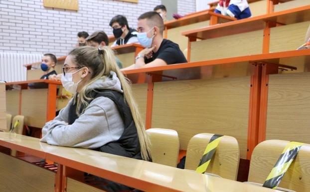 La Universidad aclara que 'sí' es obligatorio el uso de mascarilla en las facultades