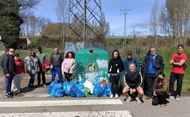 La basura que dejan los leoneses en la Candamia: un árbol navideño, una piscina de plástico o varias botellas