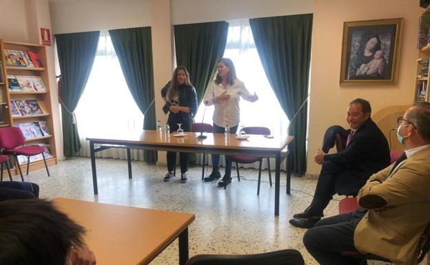 Ester Muñoz solicita a los alumnos del Colegio Peñacorada que se involucren en la actividad política