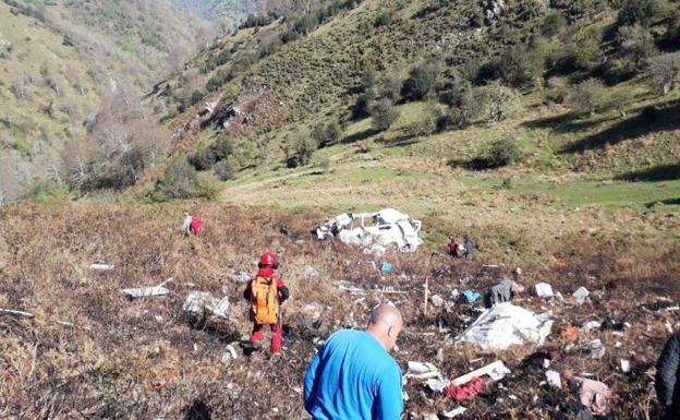 Fallece una mujer tras despeñarse con su autocaravana en una pista forestal en Cangas de Onís