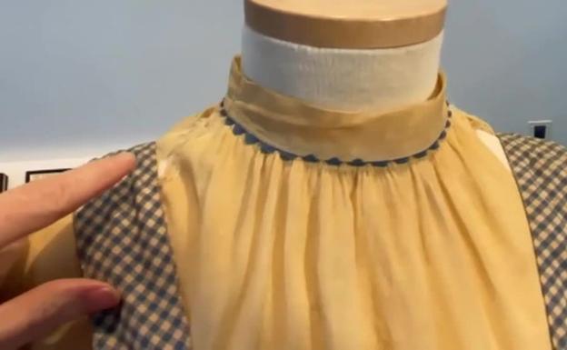 El vestido de Dorothy en 'El Mago de Oz' sale a subasta en Los Ángeles