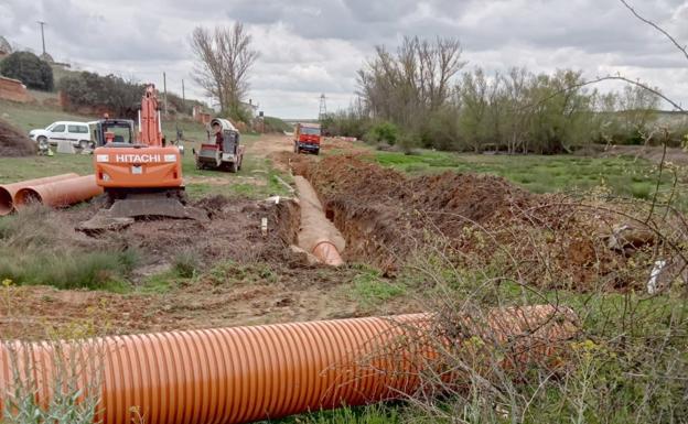 Valverde de la Virgen y Saleal realizan la renovación del emisario de La Virgen del Camino