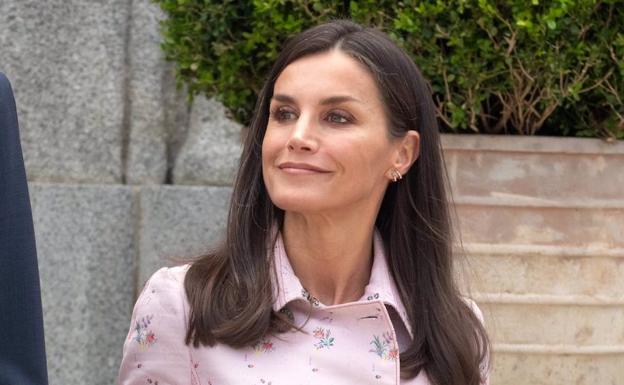 La Reina Letizia luce su abrigo más romántico