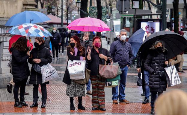 La economía frena su crecimiento al 0,3% por el desplome del consumo