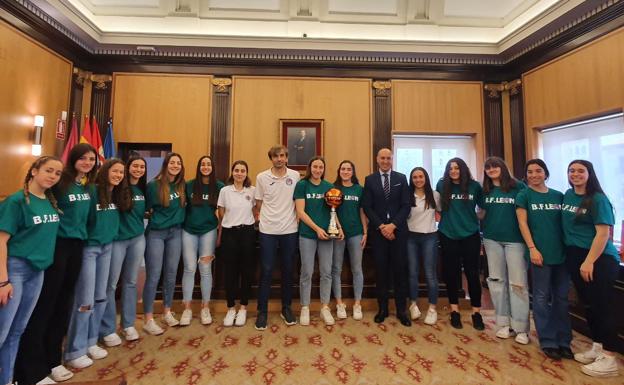 Diez anima al BF León y al Colegio Leonés júnior antes del Campeonato de España