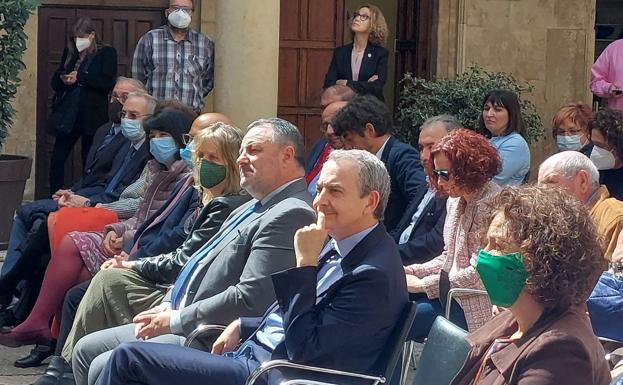 Zapatero sobre el conflicto en el PSOE leonés: «Siempre que llueve, escampa, Diez es muy querido»