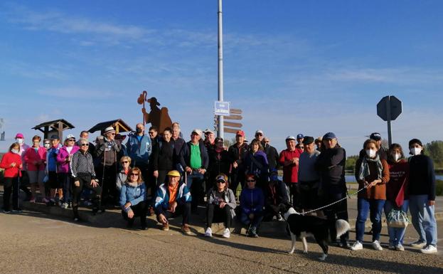 La II Marcha de Künig entre Santa Marina del Rey y Villamejil congrega a unas 80 personas