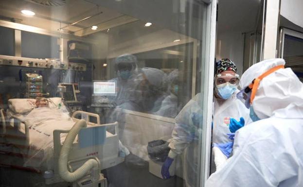 Sanitarios, oposición y sindicatos denuncian las «trabas de Valladolid» a la UCI de León