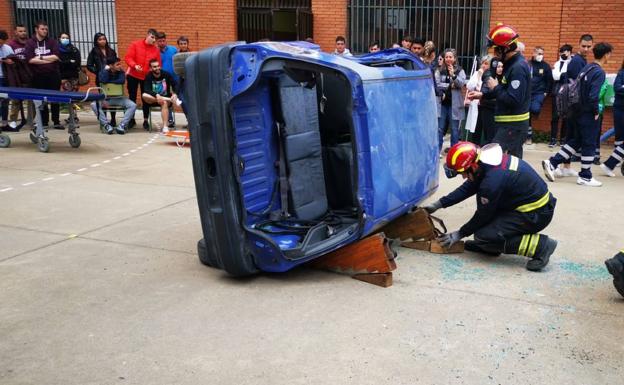 Los bomberos de León realizan un simulacro de accidente vial con victimas en el Instituto Giner de los Ríos